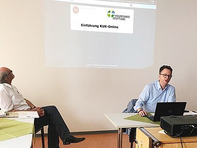 Professor Dr. Martin Lörsch (links) und Herr Hans-Josef Börsch (rechts) bei der Vorstellung von KUK-Online im Alten- und Pflegeheim Maria vom Siege Koblenz-Wallersheim